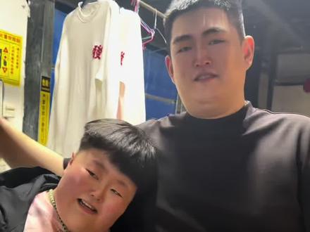 赵大牛公子和他干儿子 赵大牛公子对大宝真是太好了!眼里满满的都是对他的爱呀! #赵大牛开的训练营 #赵大牛 #封闭式减肥训练营