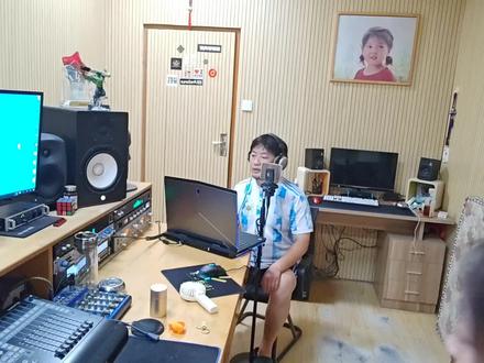 Akg C414实测记录,Avalon 2022话放,Perrman压缩,很温暖。请忽略我肥大的肚子和楼下装修的声音。