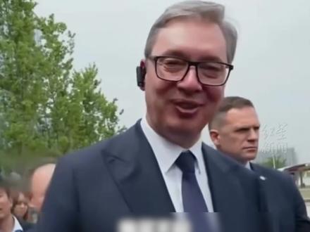 武契奇访问小米直言买不起小米汽车,买车模倒是一下买了好几个 总统竟然买不起小米汽车,武契奇访问小米直言买不起小#米汽车,买车模倒是一下买好几个#小米汽车 #雷军谈小米汽车价格