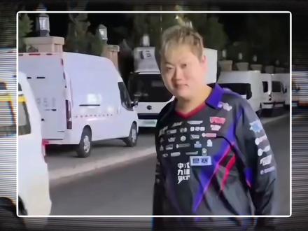 从斯诺克天才到散财童子,这个被群嘲的铁头凭什么打不服 从少年天才到追分主播,刘屹骑硬是把输球打成了人设。直播间里被调侃家徒四壁,他只管擦擦巧粉架起杆子。有人替他惋惜天赋,他却说,不打完怎么知道不能翻盘。翻开这个铁头勇士的故事,你会发现,活得通透比赢得漂亮更难。
#刘屹骑 #台球 #台球是一种生活 #薛珍麒 #秦利文