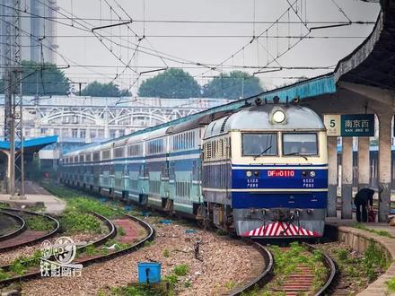 【乐高式积木火车】DF11与湖蓝色双层列车#内燃机车 #乐高火车视频 #积木moc #交通强国铁路先行 #火车迷 #火车模型 #国产积木