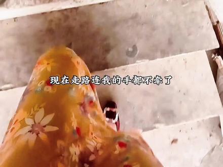 以前不管去哪都会牵着我的手,现在不牵我的手了,不爱了呗#抖音创作者激励计划 #抖音创作者广告分成计划 #夫妻 #夫妻日常