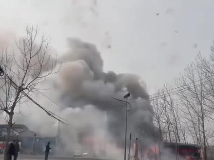 江苏省连云港市东海县石榴街道东安村发生一起烟花爆竹爆燃事故,造成8人死亡、2人轻微灼伤#热点 #热点新闻事件 #春节 #安全