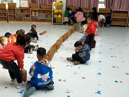 小班宝宝第一次用碳化积木来摆多米诺,肯定优点,改正缺点,优点是已经理解了多米诺的含义,摆放有序,能对应标记初步分类整理,缺点是掌握等宽距离能力还有欠缺,合作意识有待提高,愿每天都能进步一点点!