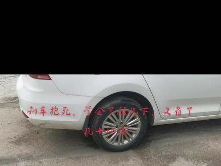 汽车放了几天刹车拖死,用力踩油门还是抱死的,因为刹车鼓和刹车片生锈粘在了一起,用锤子敲击震一下刹车碟就行了!