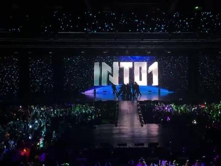 #INTO1全员呼吁粉丝不要带灯牌 内娱最后一个选秀团也要结束了#INTO1 #into1告别演唱会