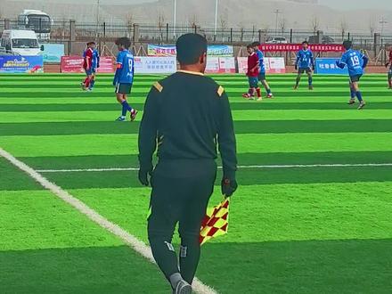 吐鲁番贺岁杯快讯:永州东安1-0力克尉犁县!
2026“吐鲁番贺岁杯”青少年足球邀请赛中,永州东安队对阵尉犁县达西乌孜甜木足球队,凭借上半场38分钟吴帅锋精准传导、19号球员罗曼的闪击破门,最终以1-0锁定胜局,拿下关键胜利!#足球#体育精神 #永州#吐鲁番