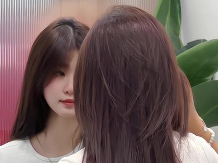 今天分享一款最能凸显头型饱满的高层次中长发,适合80%的女生,不挑脸型,还能够修饰身形,但对理发师的要求比较高,很多翻车都啊我去是对角度把控不到位,所有头发向前提拉修剪,既保留头发量感,又提升了头发层次,披下来放到后面就是一个v型,v型发尾更显腰细,发量比较多,也需要少量打薄,这样头发会更加飘逸,刘海剪的是一款法式八字刘海,对这种空的地方就剪一个胎毛刘海
#适合出去玩拍照的发型 #开学发型教程 #附近哪里做头发好 #如何根据脸型选择适合自己的发型 #刘海怎么剪好看