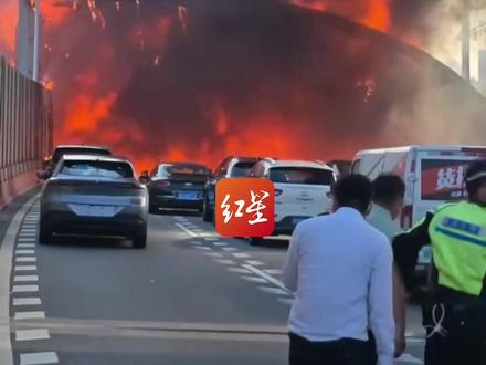 深圳南坪快速一隧道段突发火灾,隔音棚烧毁严重,当地回应:车辆起火引发,已疏散人群,暂未接到伤亡报告