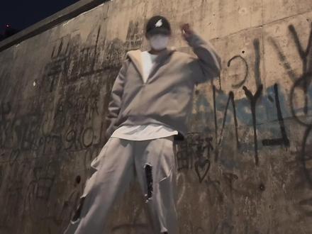 叫你最抽象的朋友一起拍这个!#初雪 #一学就会系列 #海豹舞