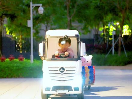 城城拼了一个超大火车,和嘉嘉佩奇一起开#玩具车 #枫枫玩具