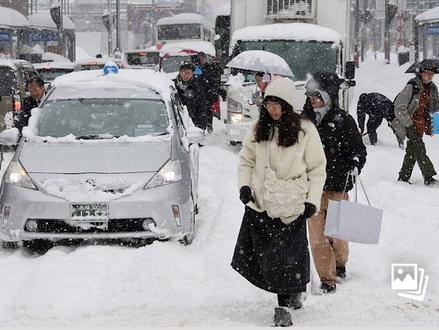 极端暴雪锁住日本北海道 1月25日开始,日本北海道又降下暴雪,核心城市札幌降雪量创下1999年以来最大纪录,新千岁机场当日7000多名游客滞留机场过夜,三天里大量航班取消、电车和公交停运、公路交通困难。今年1月以来的极端降雪,让对冬雪早有充分准备的日本北部民众和游客都有点招架不住。
#日本暴雪 #极端天气