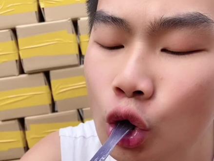 拉丝糖QQ弹弹有嚼劲,清香又清甜,每个口味都很好吃,一边拉丝一边吃😋好吃又好玩#重回2018年的抖音#美食