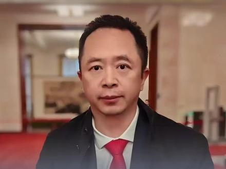 “我觉得OpenClaw对于推广和宣传智能体的概念非常好,但它现在还有3个问题没有解决。”日前,在谈及最近火遍全网的“龙虾”时,全国政协委员、360集团创始人周鸿祎如是说。
3月10日,周鸿祎发博谈AI时代,他提到很多单位都装了自己的大模型,但是大模型实际是聊天机器人,但是真正干活还是有很大的差距。他表示,要想AI在企业内部,需要一个又懂AI又能打造智能体的人,又是业务专家,这样才能让智能体在企业落地。他同时提到,企业还有很多顾虑,人工智能本身对安全带来巨大的冲击,人工智能还有幻觉问题,不稳定的问题,内容胡说八道的问题。
同时他提及最近很火的养“小龙虾”,它也存在一系列数据安全问题,有时候它产生幻觉了,可能把你的电脑C盘文件全删了。(来源:极目新闻、@红衣大叔周鸿祎 编辑:尚骏翼)