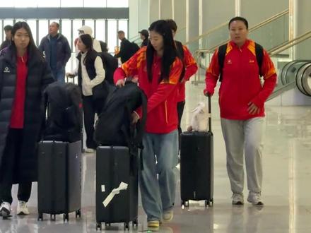 载誉归来!全运会南昌运动员凯旋,危菱侠为启蒙教练戴金牌。(洪观新闻记者 胡萧 孟令悦 侯欣伟 喻云亮)