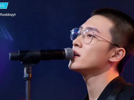 《哪得如果》是一首由出家人爱打诳语作词作曲并演唱的歌曲,歌词通过对人生的思考和追问,表达了对生命不可逆性的深刻理解以及对遗憾的坦然接受。
具体歌词含义分析:
“如果你是江河,我是一叶扁舟,沧海桑田相逢,乱了多少离愁。” 这句歌词用比喻的手法,表达了人生中相遇的偶然性和不确定性。江河象征着时间和命运的洪流,扁舟则象征着个人的渺小和无力。在广阔的天地间,人与人的相遇就像江河中的扁舟,充满了变数和离别。
“人心不必执念,暗流涌动如昨,本来都是漂泊,我们却谈论自由。” 这里表达了对执念的放下和对自由的向往。人生就像一场漂泊,我们在世间寻找着归属感,但往往发现一切都是无常的。与其执着于无法改变的事情,不如坦然面对,追求内心的自由。
“如果你是长路,我是赶路的人,一步一步走着,不敢问归程。” 这句歌词反映了人生的漫长和艰辛。长路象征着人生的旅程,赶路的人则象征着在人生道路上不断前行的我们。我们在人生的道路上不断努力,但有时会感到迷茫和无助,不敢去想未来的归宿。
“跌跌撞撞多年,春花秋月几度,陪着孤单留下孤独,你说那是人生领悟。” 这里表达了对人生经历的感慨。多年的经历让我们经历了许多挫折和磨难,但也让我们更加深刻地理解了人生的意义。春花秋月的更替象征着时间的流逝,而孤独则是人生中不可避免的一部分。
“如果你是光阴,我只是那尘埃,转眼就被吹散,无人为我记载。” 这句歌词用夸张的手法,表达了对时间无情的感慨。光阴飞逝,我们在时间的长河中显得如此渺小和微不足道,就像尘埃一样容易被吹散,不留痕迹。
“人生哪得圆满,遗憾本是常态,尘土覆盖之后,仿佛我从未曾到来。” 这是对整首歌的总结,表达了对人生的豁达态度。人生不可能事事圆满,遗憾是人生的常态。我们应该学会接受遗憾,珍惜当下,因为一切都会随着时间的流逝而消逝。
如需更深入的理解,建议查阅相关的歌曲评论或解析。