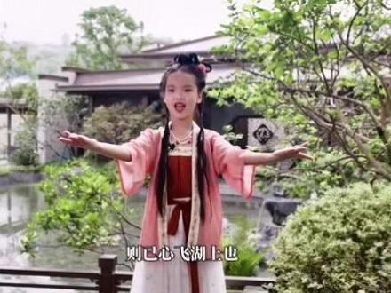 西湖最盛,为春为月,呀,早已心飞湖上也!
跟着小姑娘划船去咯!
#传统文化 #经典诵读 #国学教育#福建龙岩#汉民族传统服饰