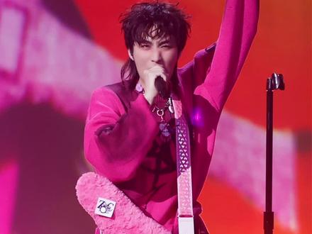 #张弛新歌把全场唱沸腾了 《动画片战役》五百年内无人看懂这把粉色大吉他到底怎么扫弦😎🎸🎤#音乐缘计划