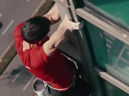 当“狂人”亚历克斯攀爬在500米高空 突然双手腾空时,现场的围观群众惊出一身冷汗,连记者也急忙扭转镜头#101大厦 #徒手攀岩 #台北