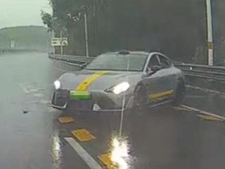 SU7 Ultra雨天高速失控撞护栏!#小米