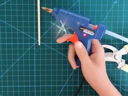 幼儿园要求做手工风筝,一次性筷子轻松解决……