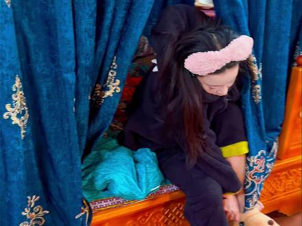 草原上冬天上厕所的确有点挑战自己...... 嫁到内蒙后感觉自己比以前身体素质好了不少 哈哈#牧区生活 #草原 #情侣 #内蒙男人 #在拍一种很新的vlog