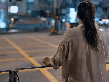 你恨一个人,恨了多久?
你以为是在惩罚他,其实是在折磨你自己。你每恨一次,就把那把刀往自己心上扎一次。他毫发无伤,你却遍体鳞伤。古人说:冤冤相报何时了,得饶人处且饶人。宽恕,不是因为他值得被原谅,而是你值得拥有平静。放下别人的错,解脱自己的心。不是所有人都会道歉,但你可以选择不再拿别人的错误来惩罚自己。#人生感悟#情感共鸣#