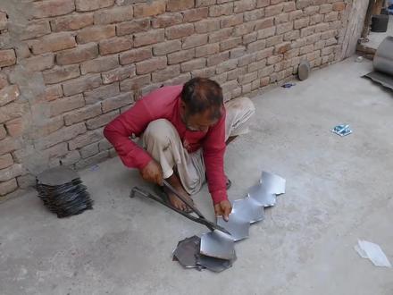 巴铁工厂纯手工制作搪瓷茶壶,从一块铁板开始,成品颜色简单环保