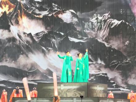 来军训了,4.3万人大型K歌现场🎤!
凤凰传奇现场演唱会后劲太大了
太夯了,太夯了#凤凰传奇 #演唱会#兰州站