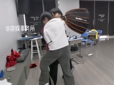 左奇函打架到底是人教版还是狗教版,真是一眼就能看出来 #左奇函 #皮皮 #TF家族 #四代 #时代峰峻