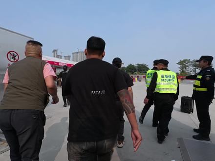 1.1佛山葫芦果音乐节入场第一视角
经历了千辛万苦终于扒杆了
#佛山葫芦果音乐节 #tizzyt #沙一汀el #陶喆 #jonyj