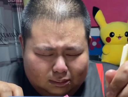 #良子哭了#良子 我从初中就在ks关注他了,现在上大二,七八年的春秋冬夏,说长不长,但也不短了,从刚开始苗条的文艺青年,到如今这般的大腹便便,我想他也会在无数个夜深人静的时候感到后悔吧,以身体健康的代价换去人世间的碎银几两,成为跳梁小丑被千夫所指,回头望去,老态龙钟的父母,尚在幼年的女儿,行将就木的自己,他又怎么不遗憾呢,这么多年的关注,我感觉良子的心气变了很多,变得越来越泄气了,生命诚可贵,我不诅咒他死亡,但是,尤其是最近一年半,能够确确实实的感觉到良子有一种人之将死其言也善的悲凉之态,我几年前见过他一次,他个子不高很胖,那时候的牙还有很多,并不像如今已经剩了没几颗了,那时候他的笑容很纯粹,很富有生命力,面对铺天盖地的批评与黑料总能以一种从容不迫的态度去面对,时过境迁,物是人非,如今看来他却有些力不从心了,希望他能实迷途其未远,好好的改变,确确实实的下定决心,找一个正规的医院,为自己延长几年甚至十几年二十几年的寿命,好好的尽到一个父亲的责任,做好一个儿子的角色,良子有很多黑料,也许是空穴来风,又或是毋庸置疑,可能是他人性本恶,也可能是生活所迫不得已在网络上博取关注,……。但是这都不重要了,他确实为我带来了欢乐,我无法对他恶语相向,一个鲜活的生命正在一步步的走向深渊,我相信屏幕面前善良的你更不会。祝他能够朝着健康的方向走下去吧。