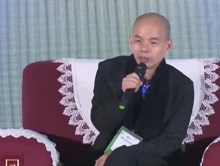 平时露脸太少有点紧张,无处安放的眼神到处晃。头上可以没有头发,但必须有光。