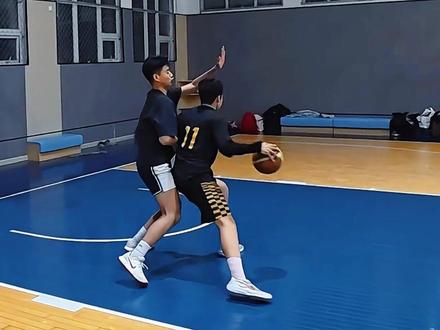 大家想看的对抗后转身来啦
#篮球进攻技巧#篮球 #细节解析#实战技巧#篮球教学