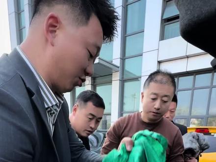 彬大席开业第二天,贺兄弟带着白兄弟一起来展厅看看!#海哥量地球 #江湖大表哥 #创业 #正能量传递