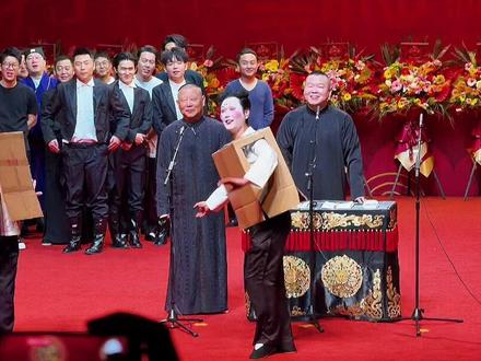 小岳岳返场,孟孟伴舞
乙巳年纲丝节2025.12.12
#纲丝节#乙巳年纲丝节#郭德纲#岳云鹏#孟鹤堂