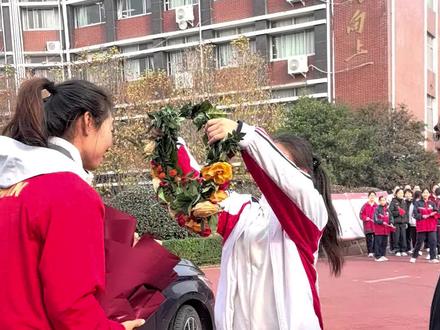 第十五届全运会赛艇女子双桨项目冠军韩梦瑶,回到遂平县第三中学,受到母校全体师生的热烈欢迎,并对她取得的荣誉表示祝贺