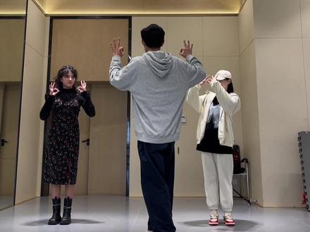 教会666个男孩女孩跳舞第11天
过去的C哩c哩复活了,艾特你的朋友来学。😁
#c哩c哩舞 #刻在dna里的c哩c哩 #dou来跳舞