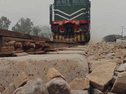 同样是铁轨,为啥火车轨道铺满石子,高铁轨道却干干净净?