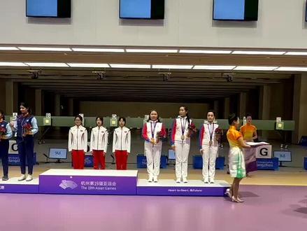 9月24日上午,在杭州第19届亚运会女子10米气步枪团体赛中,由王芝琳、韩佳予、黄雨婷组成的中国队以1896.6分夺得金牌。这是本届亚运会中国体育代表团产生的第二枚金牌。
这三位姑娘都是00后,且都来自浙江。其中最小的是2006年出生的黄雨婷,浙江台州黄岩人。为台州籍选手的首金点赞👍