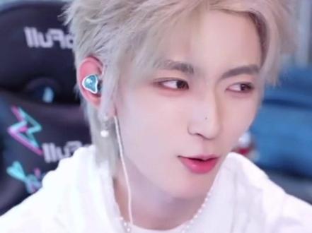 某知名@花青素网红主播疑似被粉丝做局,竟然没被毕业,你人也是怪好的嘞!!!#花青素 #花青素的今日素递 #花青素反差名场面大赏 #原来真相是这样的