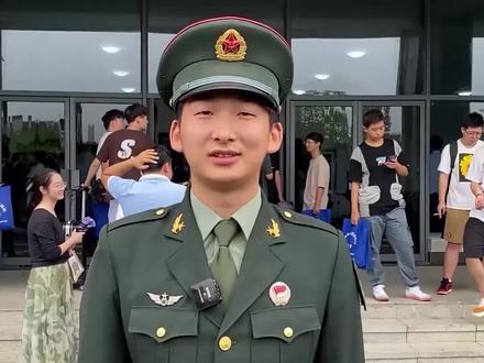 7月5日,陕西西安,退伍大学生穿军装出席毕业典礼:未来想当一名人民警察