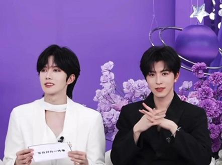 #双担联动 #追星组的快乐 邱邱很认真在思考🤔让阿星吃饭,哈哈,给娃娃点饭阿星吃,阿星不敢反对,哈哈~还有阿星小气鬼之前答应的什么事情是我们不能知道的#嗨嗨 #两个福建人
