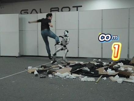 宇树机器人G1暴力测试,怎么踹都不倒🔥 来自北京“银河通用”提出的Any2Track(即 “应对任意干扰、跟踪任意运动”),是一种两阶段强化学习(RL)框架,可在真实世界中跟踪多种干扰下的各类运动。Any2Track核心包含两大组件:AnyTracker 与 AnyAdapter。其中,AnyTracker是一款通用运动跟踪器,通过一系列精心设计,可在单一策略内实现对各类运动的跟踪;AnyAdapter则是一个基于历史信息的自适应模块,能为跟踪器赋予在线动态适应能力,从而克服仿真到现实(sim2real)的差距及真实世界中的多种干扰。研究人员在宇树G1上部署了Any2Track,并以零样本方式成功完成了仿真到现实的迁移。在真实世界多种干扰场景下,Any2Track 对各类运动的跟踪表现尤为出色。
#银河通用 #具身智能 #人形机器人