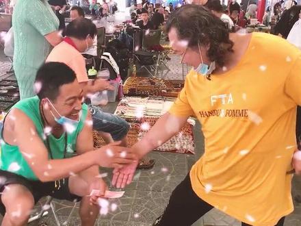 豪横大爷在线求扇巴掌#评论区见 #街头挑战 #捡漏王 @DOU+小助手