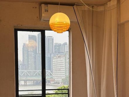 租房遇到丑窗户,一言不合先把它给拆了#旧房改造 #老破小改造 #卧室改造