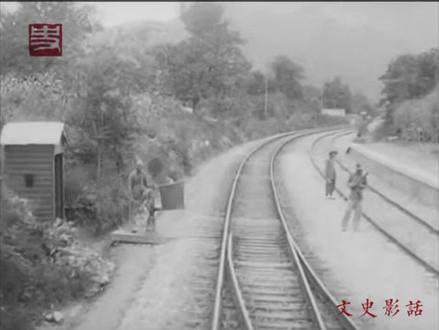 京张铁路,对于每个张家口人,都具有特殊的意义。假如没有京张铁路,张家口的发展可能是另一个样子。总而言之,京张铁路在张家口历史上的经济发展中起到了极大的推动作用。铁路于1909年建成。是中国首条不使用外国资金及人员,由中国人自行设计,投入营运的铁路。在三年后的1912年外国摄影师,用视频记录下了京张铁路沿线的风光,这也可能是最早的记录京张铁路的视频资料。照片中可以看到沿途村庄、修路的百姓、长城和城墙,大家看看视频的最后一段,拍摄的是张家口那座城堡的城墙。#京张铁路 #张家口文史 #张家口历史 #张家口老照片