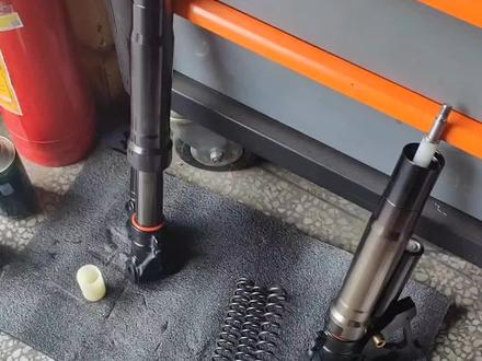 电动车减震换下弹簧,工具简陋,能用就行。#改装升级 #维修保养 #日常遛车