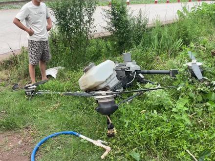 油菜打药,飞机掉下来了#自贡无人机打药