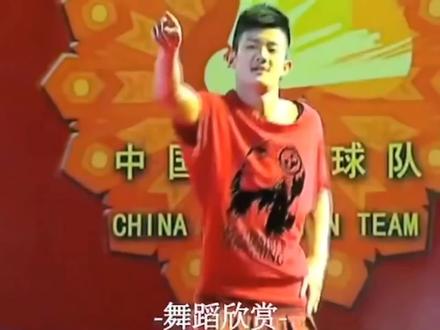 千万别被龙哥看到,你们要偷偷看哦.#谌龙#中国羽毛球队 #谌龙跳舞